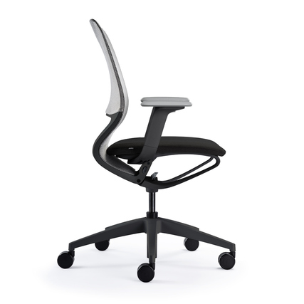 Bürodrehstuhl mit gepolstertem Sitz, Membranrückenlehne und flexiblen Armlehnen, seitliche Ansicht.