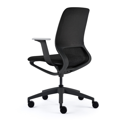 Schwarzer Bürodrehstuhl mit Netzrückenlehne und multifunktionalen Armlehnen von hinten.