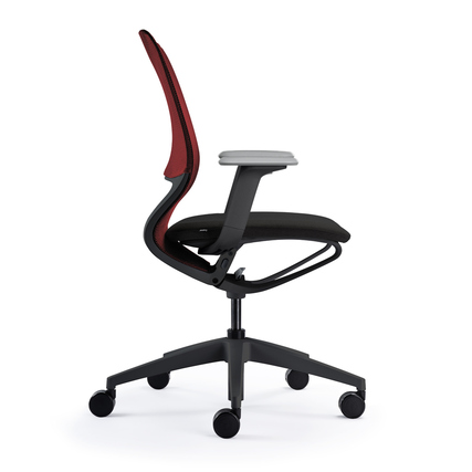 Bürodrehstuhl mit schwarzem Bezug und roter Rückenlehne, Seitenansicht, auf Rollen.