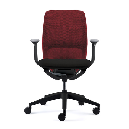 Bürodrehstuhl mit gepolstertem Sitz und hinterer Membranbespannung in rot und schwarz.