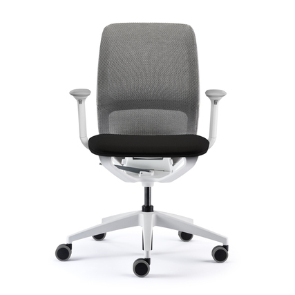 Hellgrauer Bürodrehstuhl mit gepolsterter Sitzfläche und Membranrückenlehne, frontalansicht.