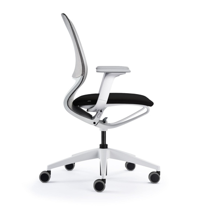 Bürodrehstuhl in hellgrau mit ergonomischer Rückenlehne und multifunktionalen Armlehnen, seitlich.