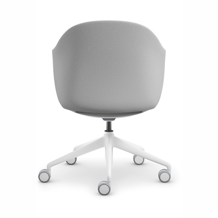 Hellgrauer Bürodrehstuhl mit Schalenform und weißen Rollen, von hinten fotografiert.