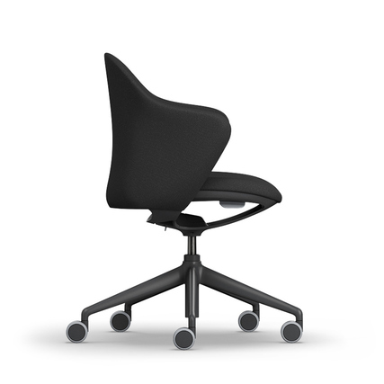 Schwarzer Bürodrehstuhl mit ergonomischer Rückenschale und Rollenansicht von der Seite.