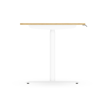 Höhenverstellbarer Schreibtisch in Eiche hell mit weißem Gestell, seitliche Ansicht.