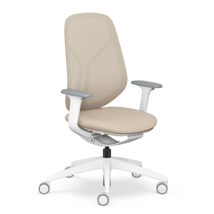 Bürodrehstuhl in creme mit Netzrücken und verstellbaren Armlehnen auf weißem Fußgestell.