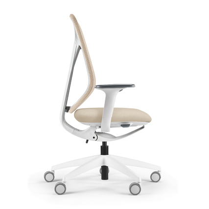Bürodrehstuhl in cremefarbe von der Seite mit 2-D Armlehnen und Kinetic-Swing-Mechanik.
