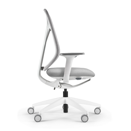 Grauer Bürodrehstuhl se:kit von Sedus in Seitenansicht mit weißen Füßen und 2-D Armlehnen.