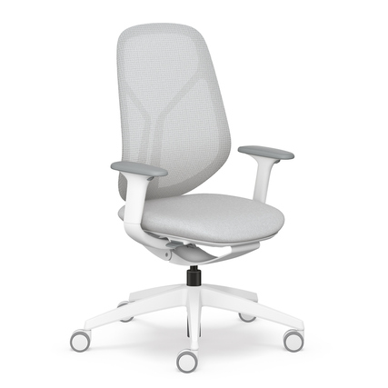 Grauer Bürodrehstuhl mit einem luftdurchlässigen Netzbezug und verstellbaren Armlehnen.