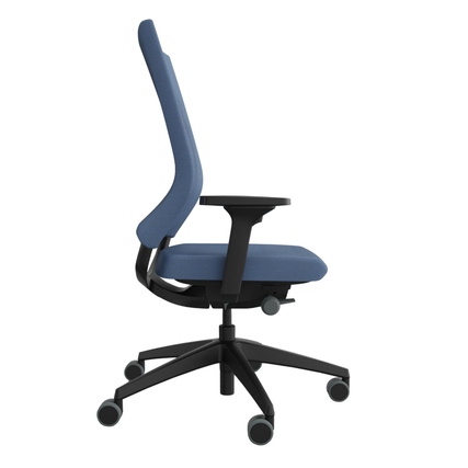 Bürodrehstuhl mit blauer Polsterung und schwarzem Gestell, seitliche Ansicht.