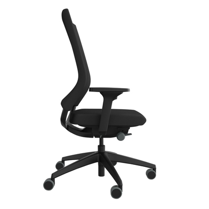 Schwarzer Bürodrehstuhl mit gepolsterter Rückenlehne und Armlehnen, seitliche Ansicht.