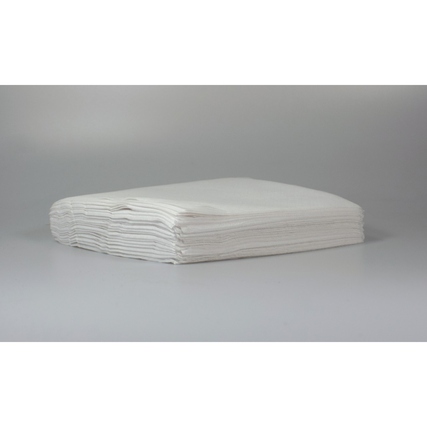 Weiße gefaltete Servietten in einer Packung mit 600 Stück.