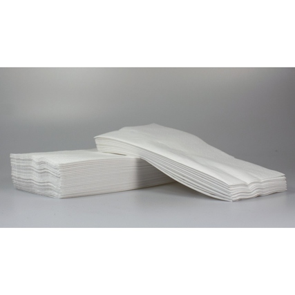 Weiße Servietten gestapelt, teilweise aufgefächert, auf einem neutralen Hintergrund.