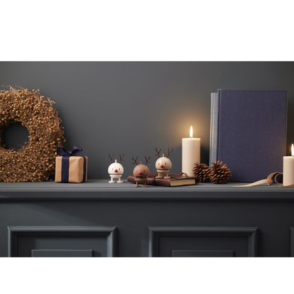 HOPTIMIST Weihnachtsfigur Rentier mit roten Nase und Geweih auf einer festlich dekorierten Ablage.