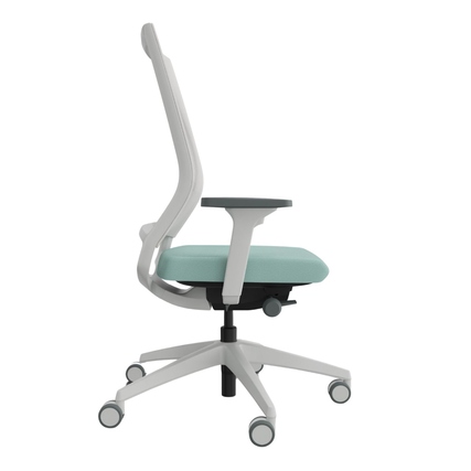 Bürodrehstuhl in weißgrün mit hoher Rückenlehne, 2D-Armlehnen und Rollen, seitliche Ansicht.