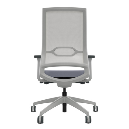 Hellgrauer Bürodrehstuhl mit hoher Rückenlehne und Rollen, frontal abgebildet.