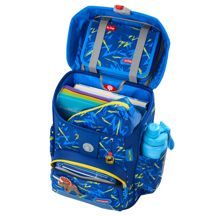 Blauer Schulranzen mit geöffnetem Deckel, gefüllt mit Heften, Flasche und Zubehör.