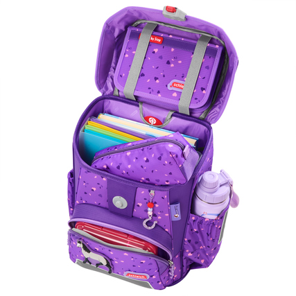Lila Schulranzen mit geöffnetem Deckel, gefüllt mit Heften, Flasche und Zubehör.