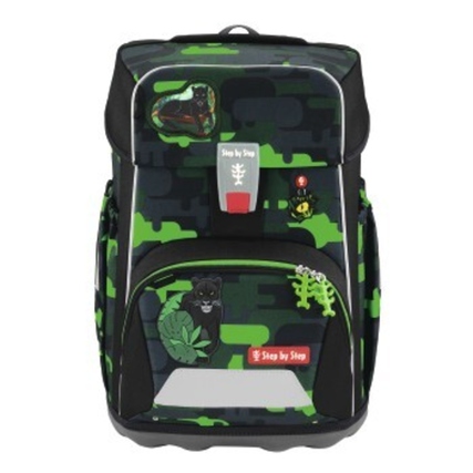 Schulranzen mit camouflagemuster sowie Tiermotiven und verschiedenen anhängern auf der Vorderseite.