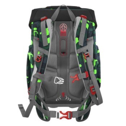 Rückansicht des Step by Step Schulranzen GIANT in Schwarz mit grünen Akzenten und Gurten.