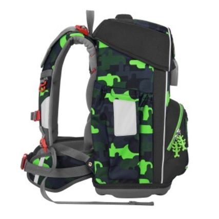 Seitenansicht eines Schulranzens mit camouflagetypischem Muster in Blau und Grün.