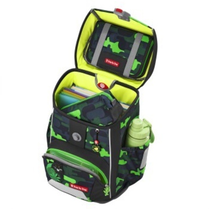 Schulranzen mit geöffneter Klappe, gefüllt mit Heften und Taschen, seitlich mit Trinkflasche.