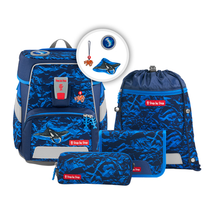 Blauer Schulranzen mit Zubehör wie Federmäppchen und einem Turnbeutel in maritimen Design.