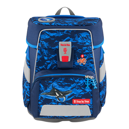 Blauer Schulranzen mit Manta-Rio-Motiv, reflektierenden Elementen und verschiedenen Fächern.