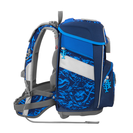 Schulranzen in Seitenansicht, blau mit grauen und silbernen Elementen, für Grundschüler.