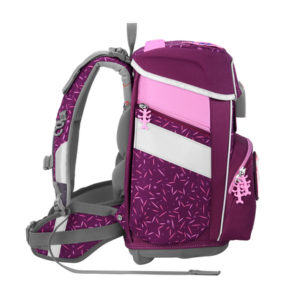 Schulranzen in lila mit pinken Akzenten und seitlichen Taschen, seitliche Ansicht.