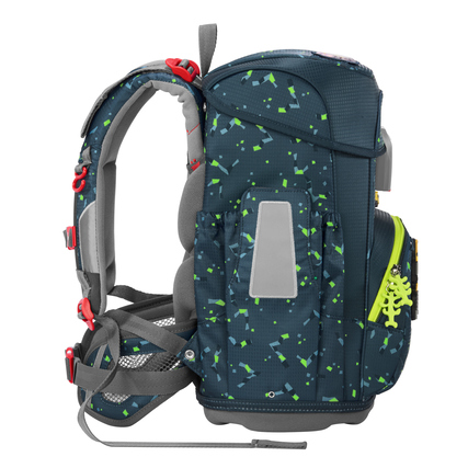 Seitenansicht eines blauen Schulranzens mit grünem Muster und ergonomischen Gurten.