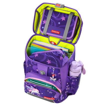 Offener Schulranzen in lila mit buntem Inhalt und Taschen, einschließlich Wasserflasche.