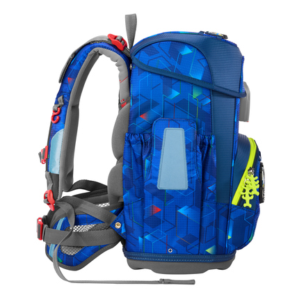 Seitenansicht eines blauen Schulranzens mit ergonomischen Tragesystem und Seitentasche.