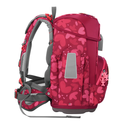 Seitenansicht eines pinken Schulranzens mit Herzmotiven und ergonomischen Tragegurten.