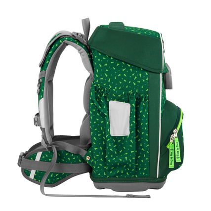 Seitenansicht eines grünen Schulranzens mit eingelegten Taschen und ergonomischen Gurten.