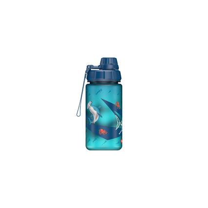 Trinkflasche aus Kunststoff mit Unterwasser-Motiv und blauer Verschlusskappe, seitliche Ansicht.