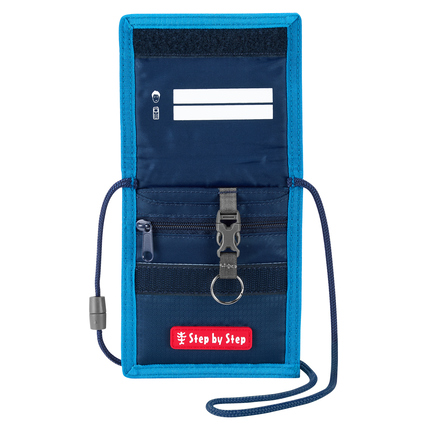 Blau gefärbter Brustbeutel mit Klarsichtfach, Reißverschluss und Namensfeld.