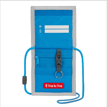 Blauer Brustbeutel mit Klarsichtfach, Reißverschluss und Umhängeleine.