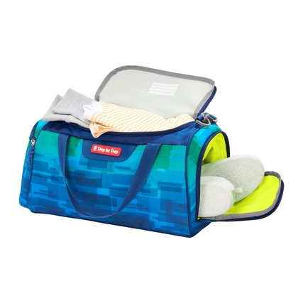 Sporttasche mit geöffnetem Reißverschluss, innen mit Bekleidung und Schuhen gefüllt.