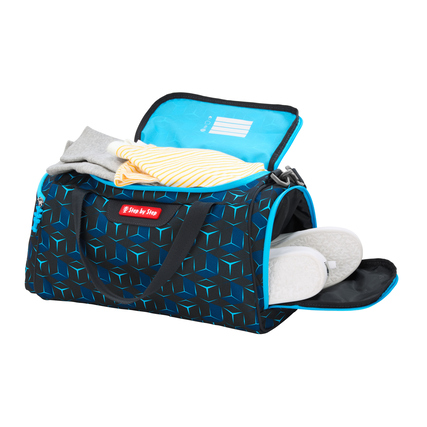 Schwarze Sporttasche mit geometrischem Design, gefüllt mit Kleidung und Schuhen.