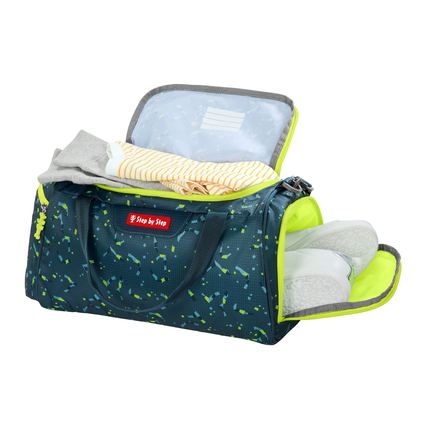 Sporttasche mit grünblauem Muster, gefüllt mit Kleidung und Schuhen, offen dargestellt.