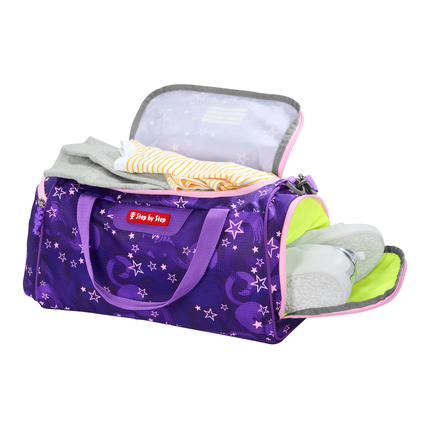 Lila Sporttasche mit geöffnetem Deckel und Kleidung sowie Sportschuhen darin.