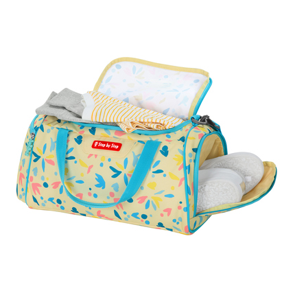 Bunte Sporttasche mit geöffneter Blende, gefüllt mit Kleidung und Schuhen.