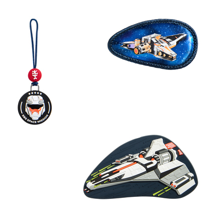 Zwei abnehmbare Ranzen-Accessoires mit Raumfahrt-Motiven und eine Lasche zum Anbringen.