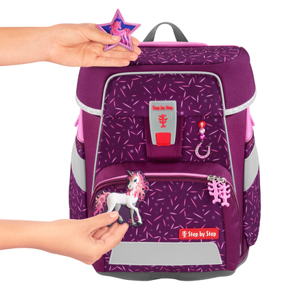 Magnetisches Ranzen-Accessoire mit Einhorn und Stern wird an einem Schulranzen befestigt.