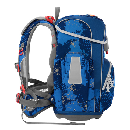 Seitenansicht eines blauen Schulranzens mit reflektierenden Flächen und verstellbaren Gurten.