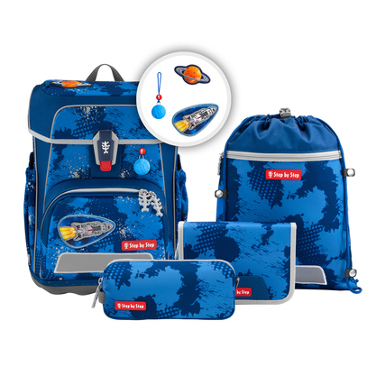 Blauer Schulranzen mit Raketenmotiv und Zubehör in verschiedenen Formen und Größen.