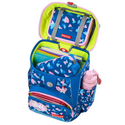 Der Schulranzen ist geöffnet und zeigt seine innere Aufteilung mit Notizblättern und Zubehör.