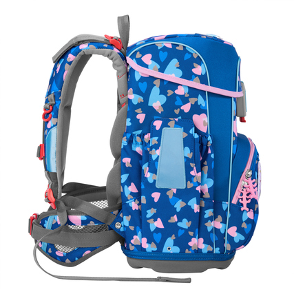 Seitenansicht eines blauen Schulranzens mit buntem Herzdesign und ergonomischen Tragegurten.
