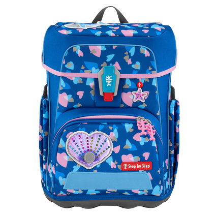 Schulranzen in Blau mit bunten Herz- und Muschelmotiven sowie abnehmbaren Applikationen.